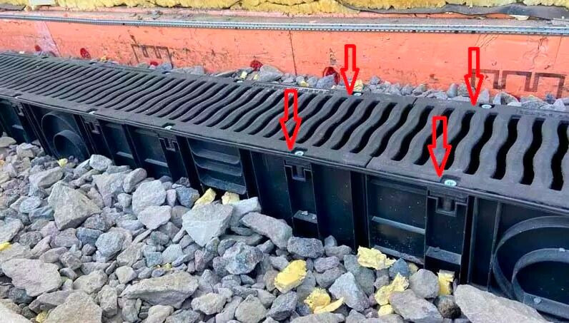 Фиксация решетки к лотку по периметру